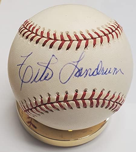 Официален представител на Националната лига бейзбол Тито Ландрум с автограф